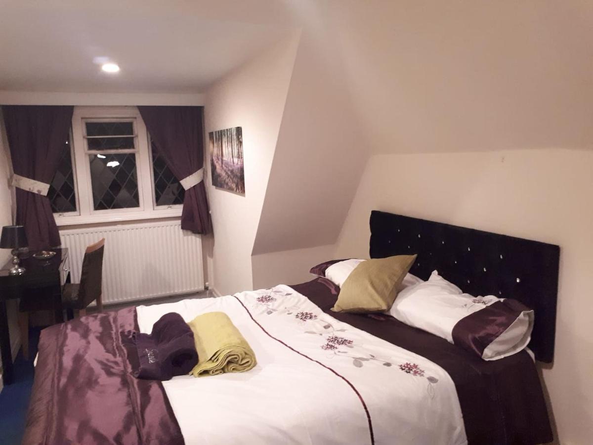 Peaceful Retreat Hideaway Surrey Apartment Esher Bagian luar foto